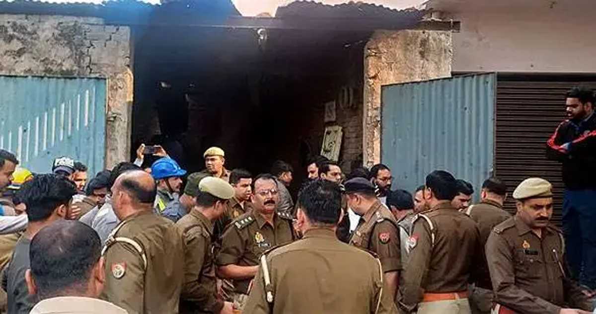 मेरठ में कबाड़ की दुकान में विस्फोट में एक की मौत, दो गंभीर, पुलिस ने शुरू की जांच